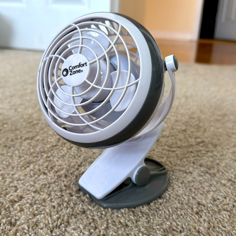 Comfort Zone 4 USB Battery Combo Clip Fan With Cord